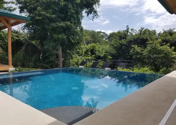 Hébergement de vacances New Hill Top Home With A Beautiful Tropical View *